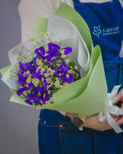 Букет из 9 синих ирисов и 6 ромашек купить с доставкой в Санкт-Петербурге Букет из 9 синих ирисов и 6 ромашек купить с доставкой в Санкт-Петербурге